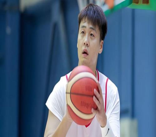中國男籃PK日本！12人大名單出爐：胡金秋趙睿領(lǐng)銜，胡明軒落選