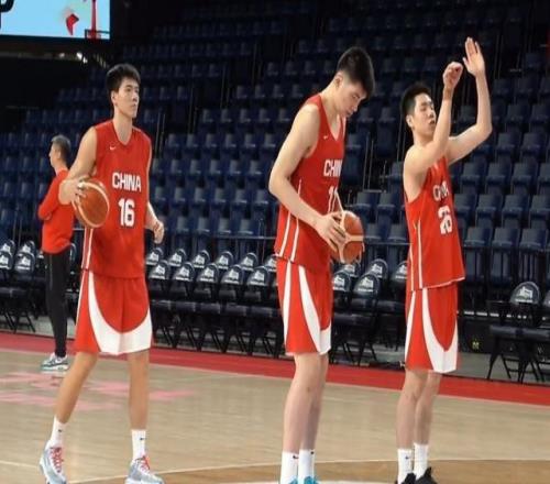 男籃戰日本前踩場訓練曝光：余嘉豪領銜三大中鋒同框有望統治禁區