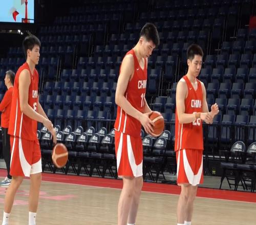 戰(zhàn)日本踩場(chǎng)訓(xùn)練！胡明軒防賀希寧，余嘉豪狀態(tài)不錯(cuò)，全隊(duì)吶喊加油