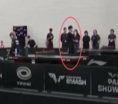 WTT新加坡現(xiàn)場視頻：Theshy在場館內(nèi)揮拍打乒乓熱身