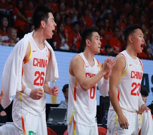 中國男籃半場落后14分,第三節狂追25分,客場逆轉日本燃炸全網