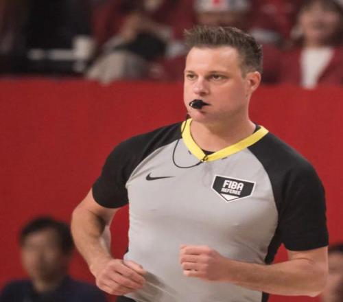 叼著哨子胡吹！中國隊犯規(guī)“明察秋毫”，裁判故意罰下趙睿也沒用