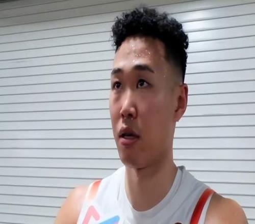 淚灑賽場成奇兵，濟(jì)南小伙真英雄！他用87秒，改寫一代人籃球信仰