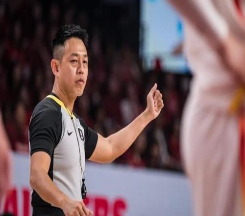 FIBA官方致歉中國男籃引熱議！媒體人質疑中國特供版不查查裁判嗎
