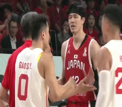 卑劣！最后34秒3次離譜判罰，楊毅：在國際籃球史上都算無法無天