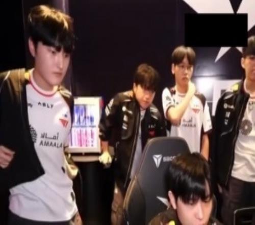 看起來很嚴重Keria在粉絲群道歉：下肢出現問題已接受治療