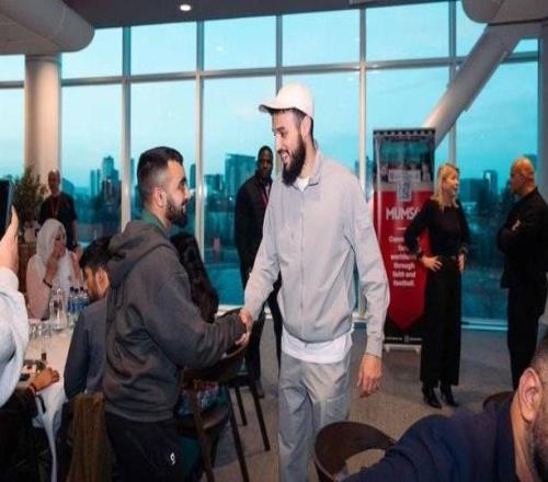 曼聯在老特拉福德舉辦球迷開齋晚宴,馬茲拉維出席