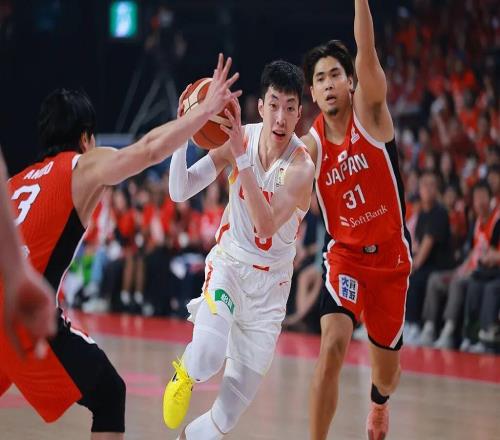 離譜！中日男籃大戰，主場哨偏袒日本，中國男籃硬剛翻盤太解氣