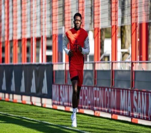 拜仁官方：阿方索戴維斯開始跑步訓(xùn)練，邁出恢復(fù)的堅(jiān)實(shí)一步