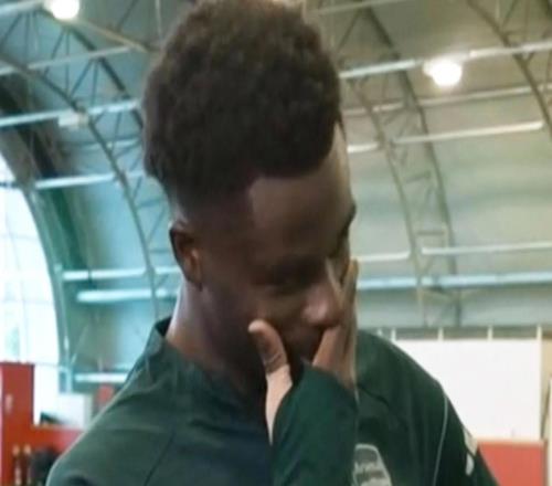 眼含熱淚，薩卡與阿森納續約后看到父母鼓勵的信一時哽咽