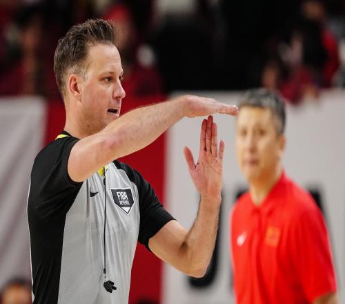 反轉！中國男籃贏球后，FIBA改口，執法裁判身份曝光，或遭重罰