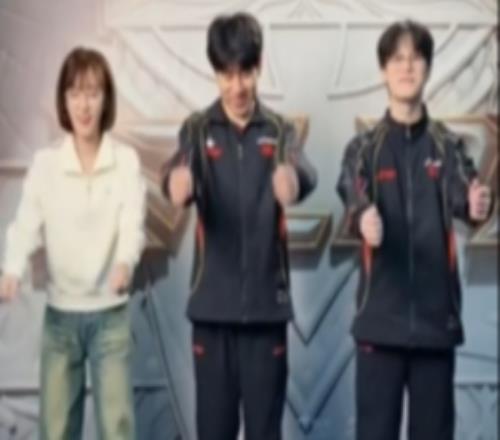 夏安與JDG選手互動(dòng)：立定跳是要這樣跳嗎抽象視頻堂堂回歸