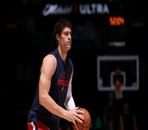 出場時間實在是太長了，快船內(nèi)線老將的場上效果也實在是太差了