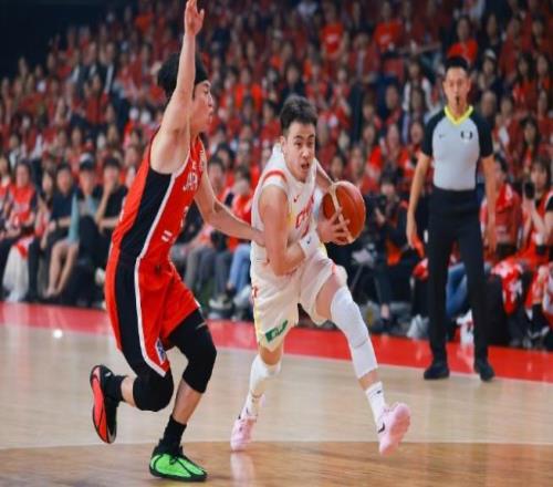 “日本主場哨”登熱搜！中國男籃15分大逆轉日本男籃，韓喬生：裁判真加戲