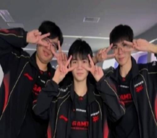 JDG更新動態：有這么萌的五個人進入JDG我們3月4號見啦！