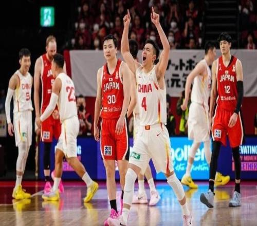 裁判爭議判罰不斷！中國男籃世預賽客場逆轉擊敗日本