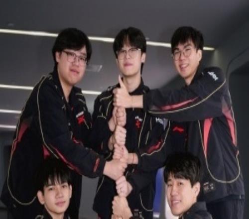 GALA賽后曬JDG全員合影：兄弟們打得好啊，再繼續(xù)加油