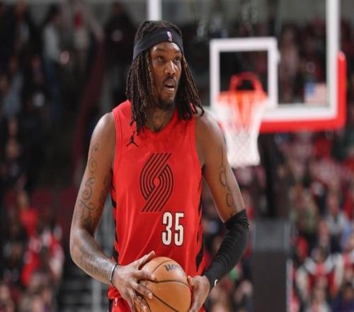 扛起內(nèi)線大旗，羅威替補登場22分半得到14分14板2斷4帽