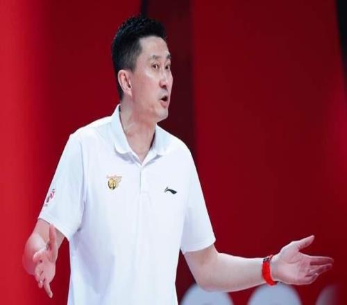 賽季報銷，2米05悍將退出廣東深夜發聲，官宣決定，杜鋒表態