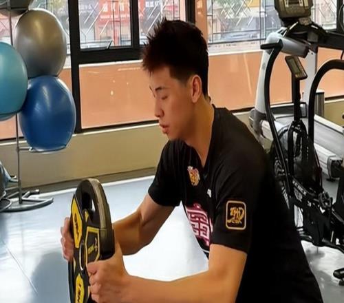 恢復良好！崔永熙深蹲達180KG超王洪澤，期待滿血輸出彌補三號位