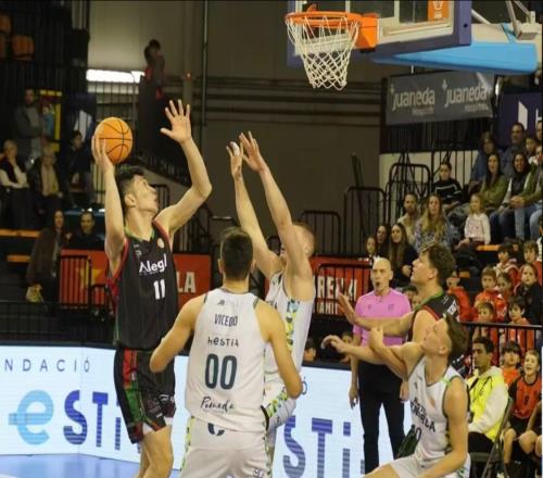 輾轉3萬里匯合，首戰卻成龍套打省隊郭士強該用余嘉豪對付一人