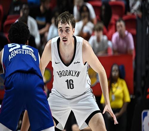 在發(fā)展聯(lián)盟都打得非常一般，但籃網(wǎng)卻用一份十日短合同簽下了他