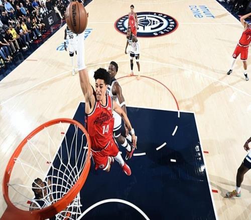 內(nèi)線老將的表現(xiàn)一塌糊涂，但快船還是不愿意給內(nèi)線新星多些機(jī)會