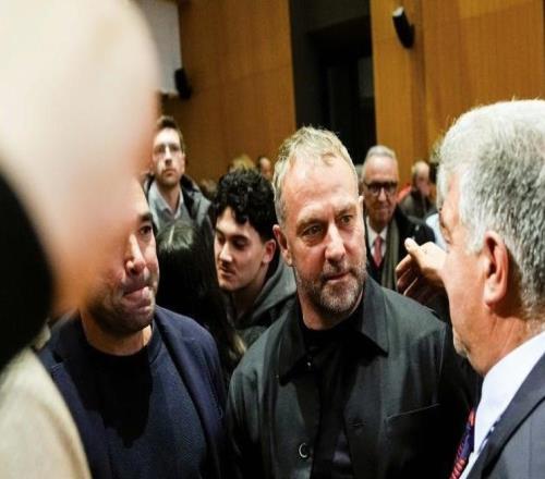 世體：弗里克與多名球員已為拉波的預(yù)參選資格完成擔(dān)保簽名