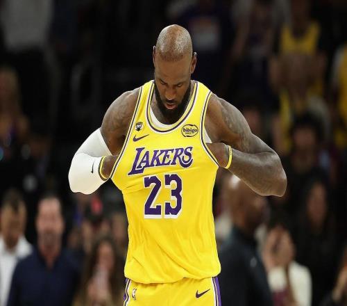 進(jìn)攻欲望不強，詹姆斯全場16投7中得到15分6板5助，正負(fù)值+5