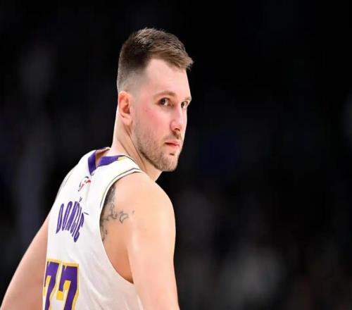 湖人防守是真辣眼！首發(fā)5個僅1個能防，全場漏三分，體系亂糟糟！