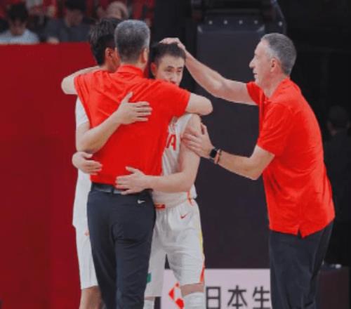 一場必須要贏的比賽，中國男籃何止擊敗了裁判