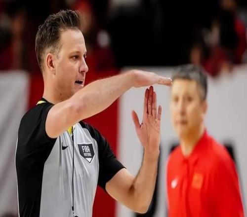 真爽！日本男籃被打自閉了，不敢發(fā)戰(zhàn)報(bào)，日本球迷聲討郭士強(qiáng)進(jìn)場(chǎng)