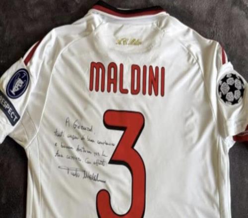 生日禮，赫拉德馬丁在社交媒體上曬出了馬爾蒂尼送他的球衣