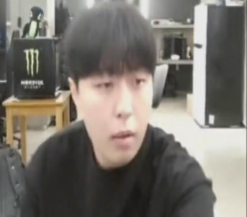 有點隨意了！Kanavi直播去廁所在攝像頭前綁上蝴蝶結(jié)褲袋