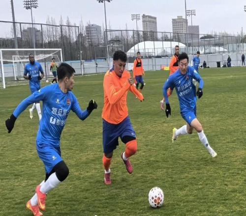 中超泰山隊結束冬訓，熱身賽一勝兩負，仍需繼續調整狀態