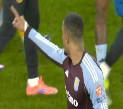 不敵狼隊后孔薩情緒失控，險些沖到場邊與球迷對峙