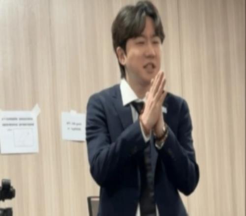 BLG分享休息室Daeny的表情：看BLG比賽時我就這樣