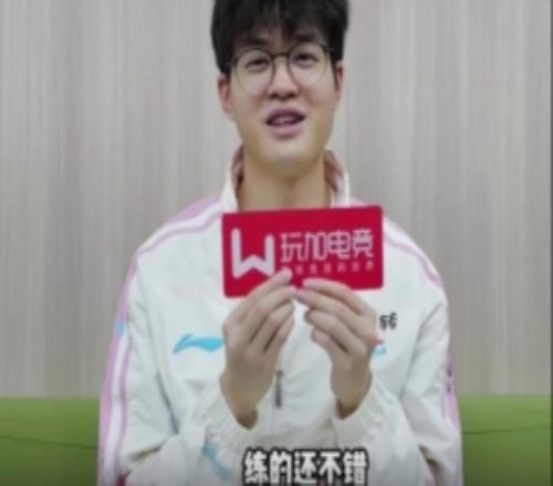 Xun：Bin健身練的還不錯(cuò)，但是跟我比還得練