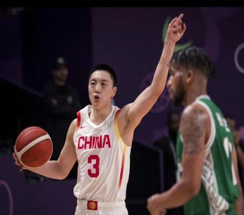 取代胡明軒!深圳一哥兩場拿22分,坐穩國家隊首發,沈梓捷不如他