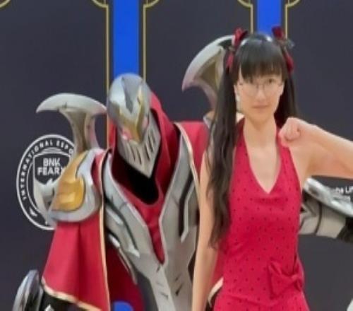 不是說李哥不來嗎女版Faker發(fā)文：BFX選手上臺(tái)時(shí)不時(shí)看主播這邊