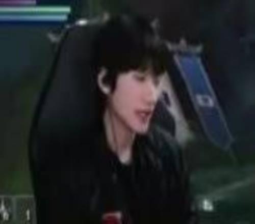 Peanut：Diable給人感覺(jué)有點(diǎn)像Uzi不覺(jué)得很像Deft還是像Uzi風(fēng)格