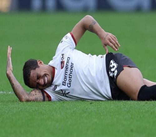 傷兵滿營，勒沃庫森球員阿圖爾被草皮絆住，膝蓋嚴重扭傷