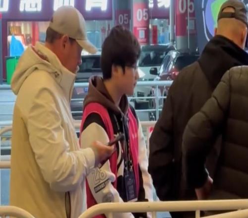 小插曲，申花主帥斯盧茨基現場觀戰超級杯入場過閘機時遇阻