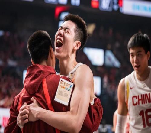 落后11分完成逆轉(zhuǎn)！中國男籃兩連勝，掌握主動權(quán)，首支出線隊(duì)誕生