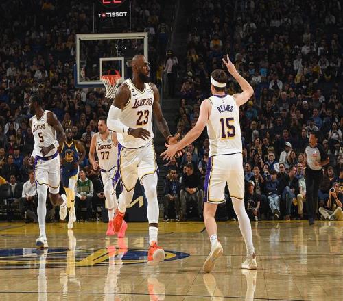 湖人大勝勇士獲3喜訊！老詹22+7+9成歷史首人東契奇生日夜破紀錄