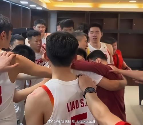 誰(shuí)注意到，賽后一官員在中國(guó)隊(duì)更衣室哭得像小孩，郭導(dǎo)抱著他安撫