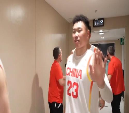 男籃更衣室！李弘權興奮，繼偉摸頭大秋，趙睿郭振明郭士強都哭了