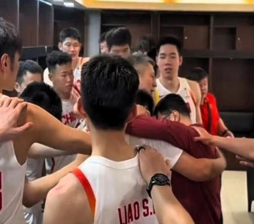 壓力山大！男籃2連勝，更衣室有1人在哭泣，郭士強前來安慰