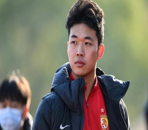 看不懂！蓉城續(xù)約35歲買提江卻放棄嚴(yán)鼎皓引熱議，主要有3點(diǎn)原因