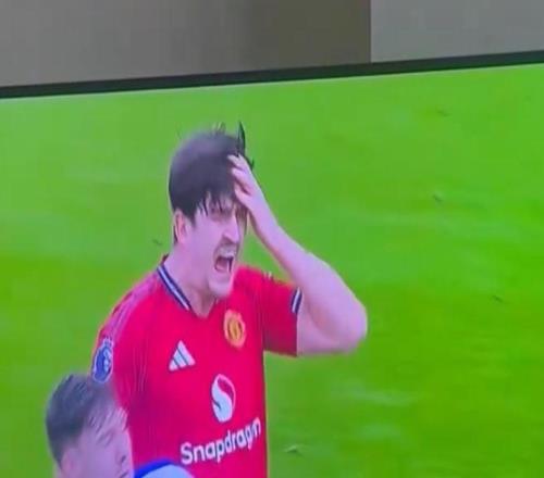 被抓包,馬奎爾和拉森對抗時假裝被踢到頭,夸張反應(yīng)被調(diào)侃